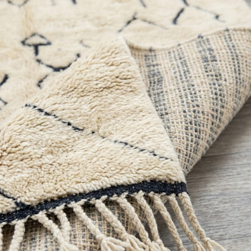Tapis Berbère Artisanal Béni Ouarain, Noir et Crème