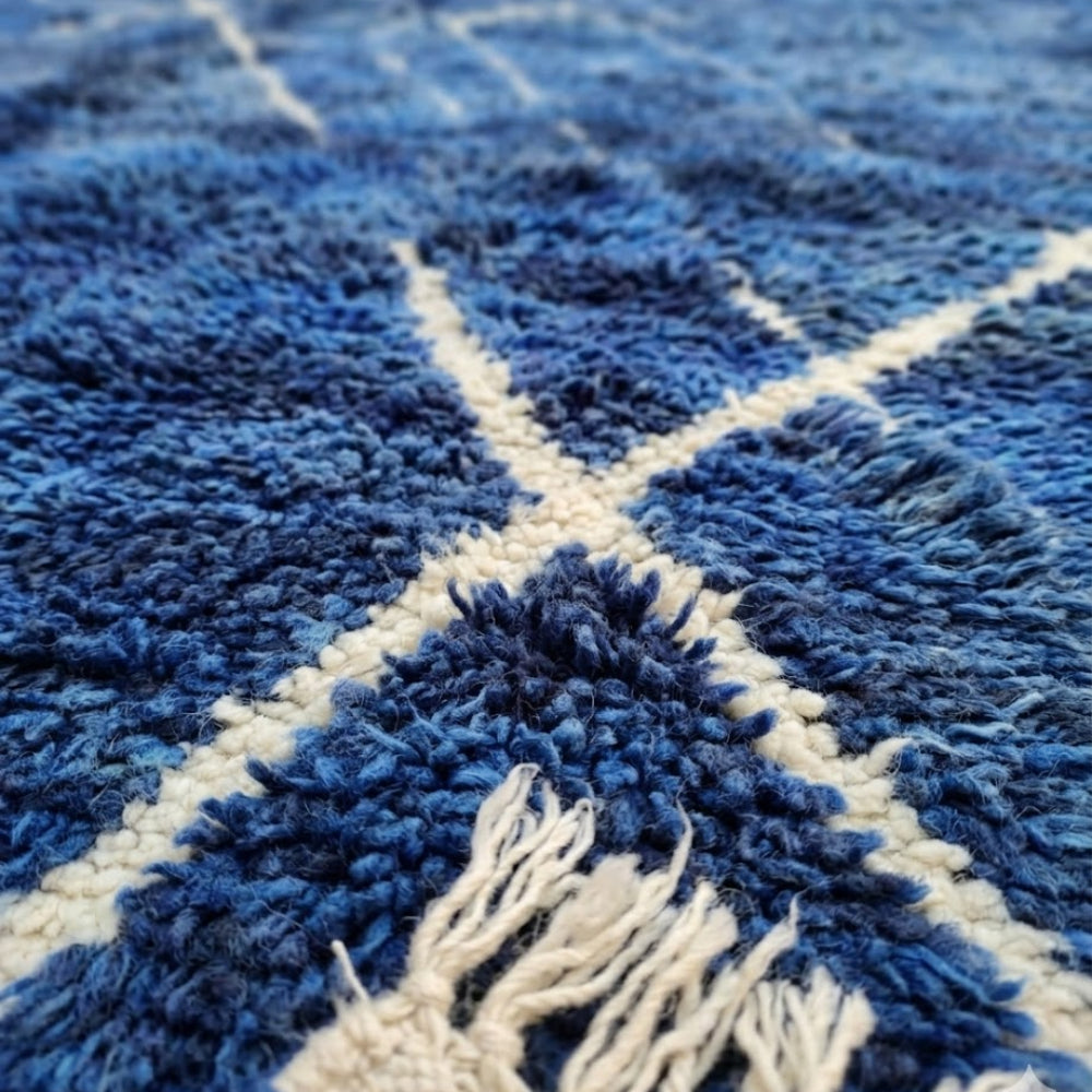 Tapis Berbère Azilal Bleu Indigo Motifs Géométriques Blancs Laine Fait Main
