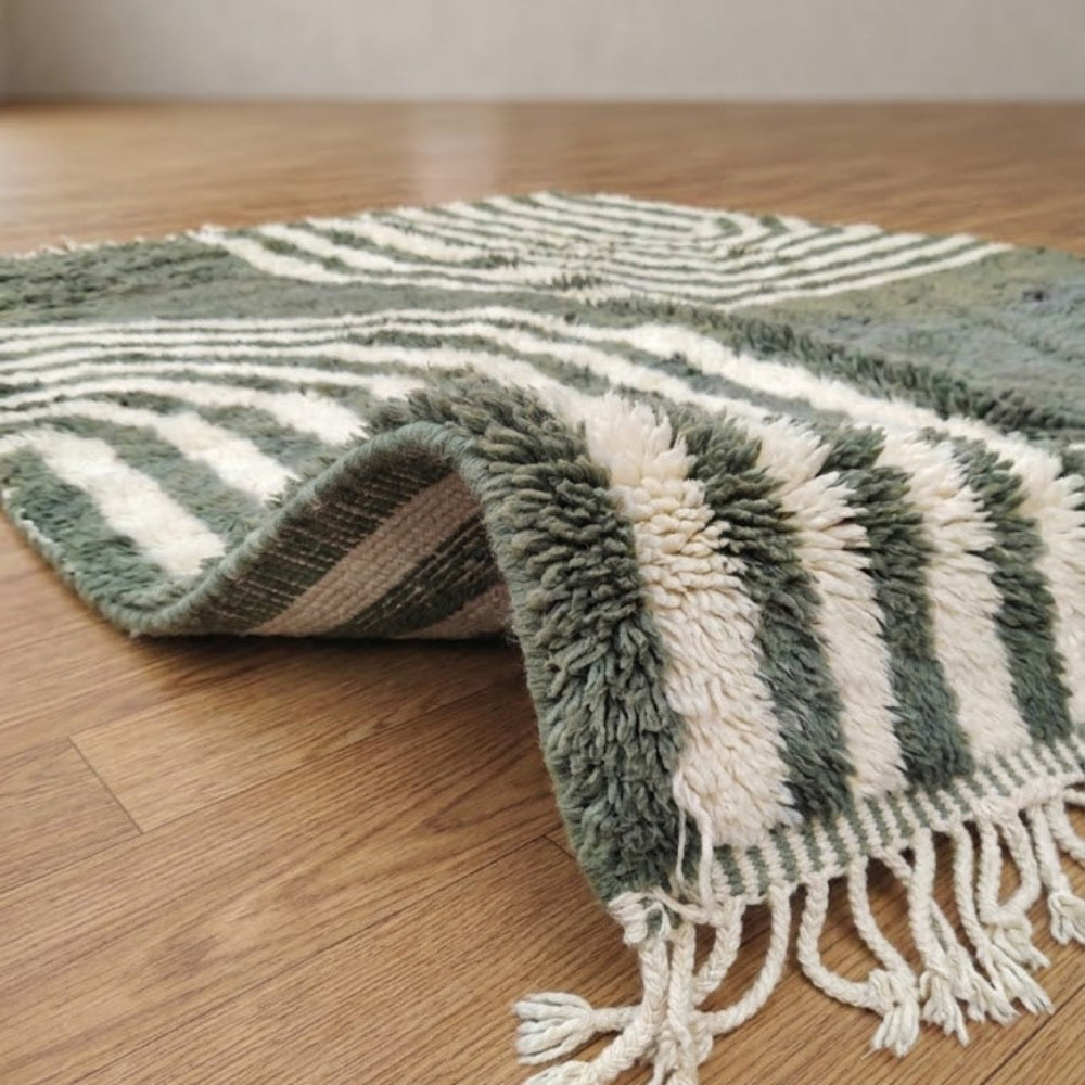 Tapis Berbère Azilal Vert et Crème à Rayures Géométriques Fait Main