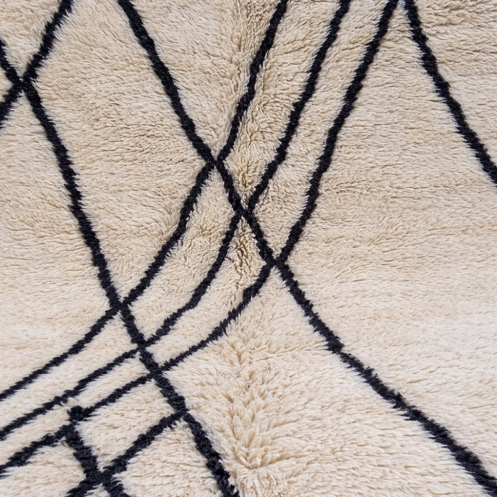 Tapis Berbère Béni Ouarain Écru à Lignes Noires Sur Fond Crème Fait Main