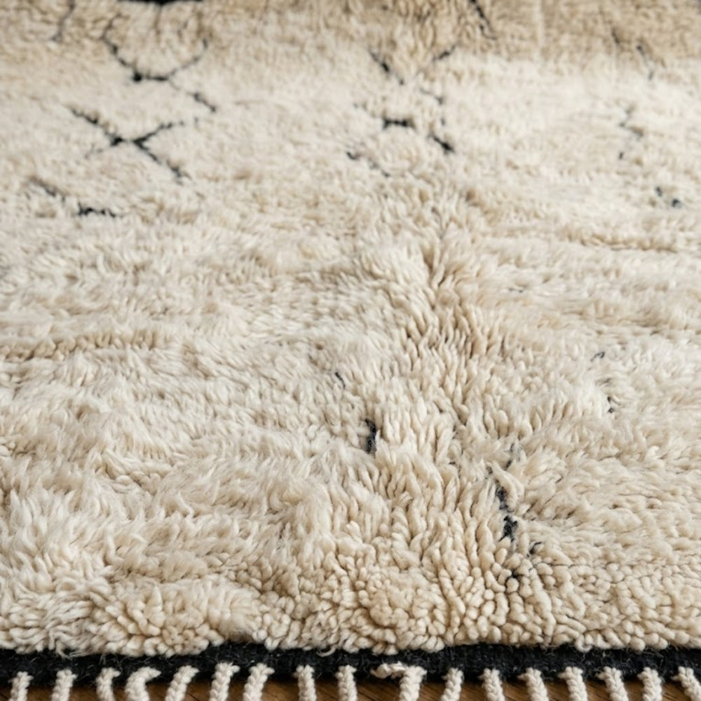 Tapis Berbère Beni Ouarain – Laine Naturelle et Motifs Noirs