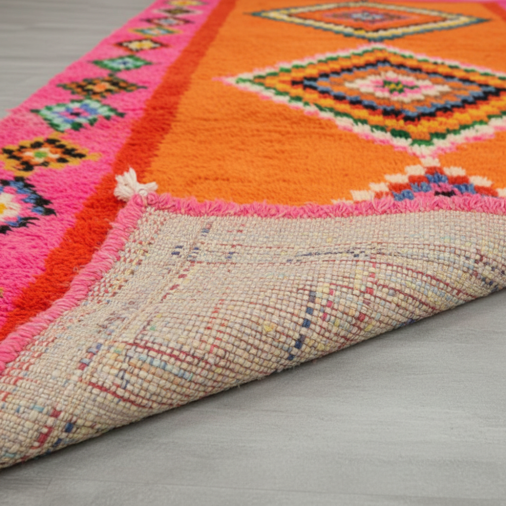 Tapis Berbère Boujad Artisanal – Orange Fuchsia, Losanges Berbères Multicolores