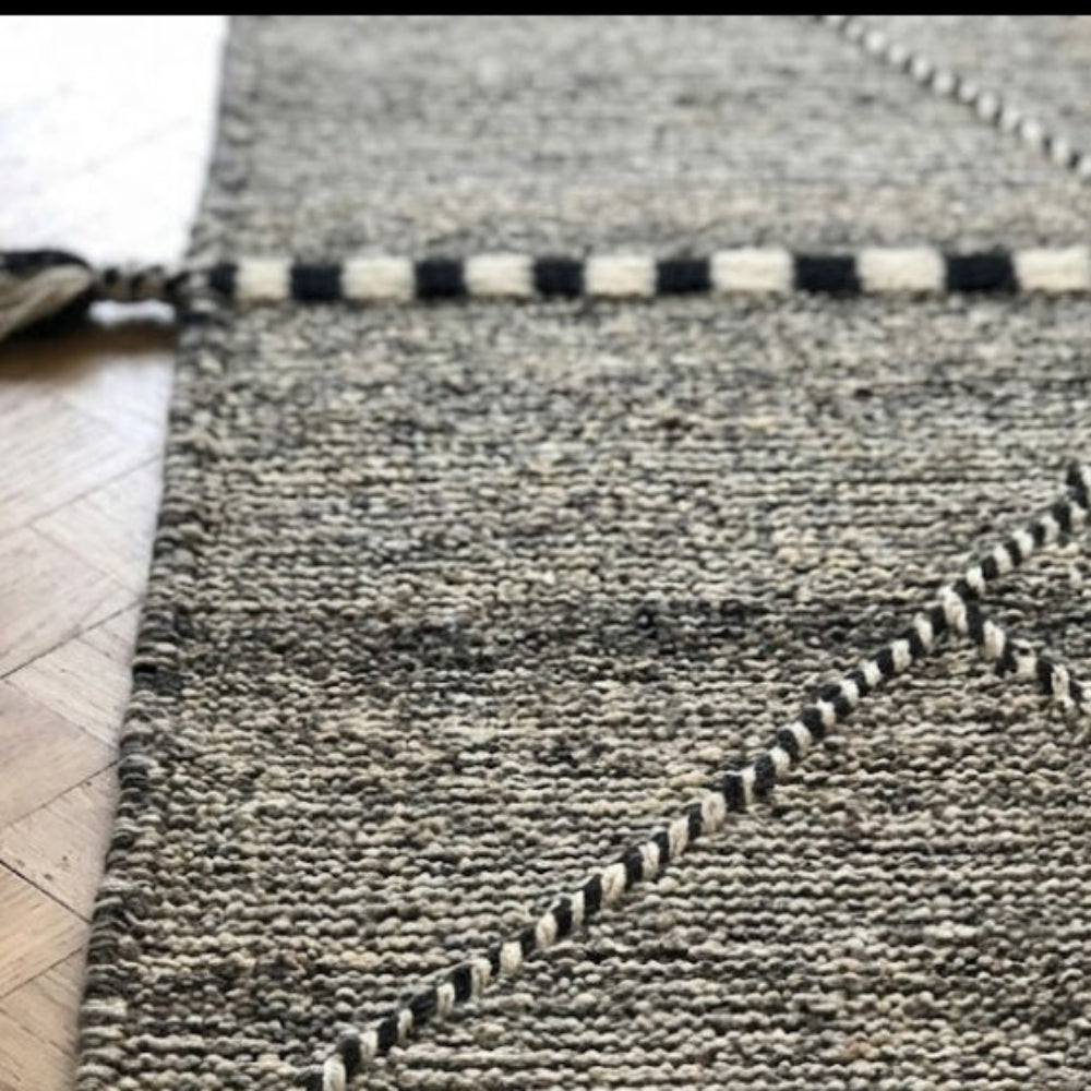 Tapis Berbère Kilim Zanafi Artisanal – Gris Chiné, Motifs Berbères Noirs et Blancs