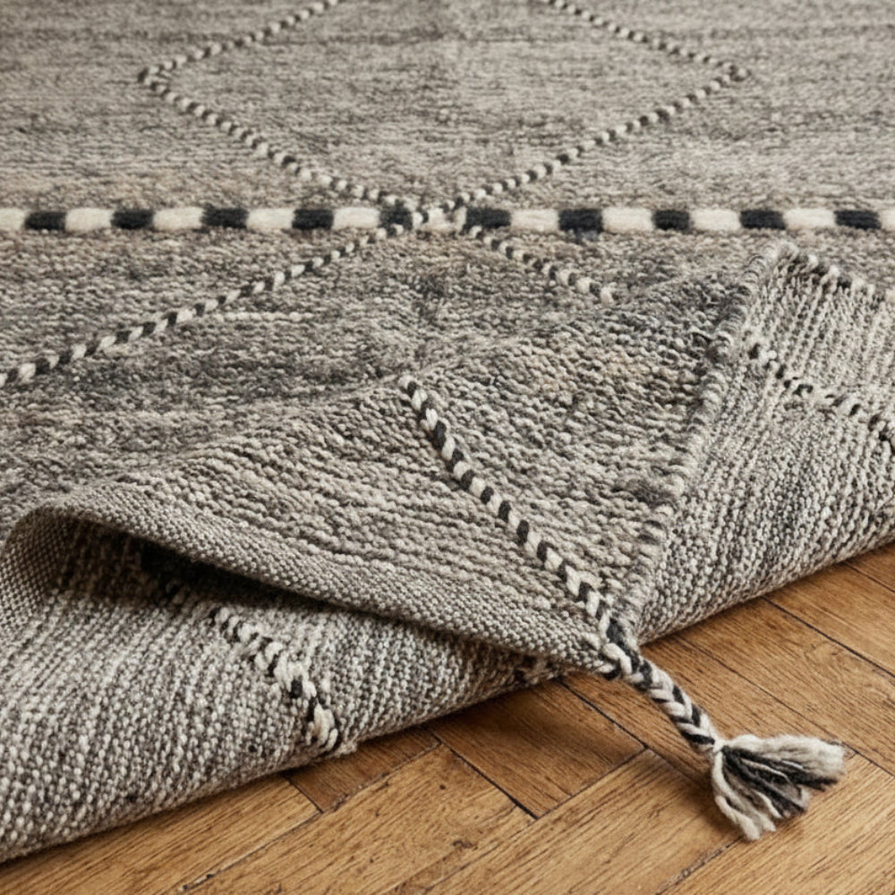 Tapis Berbère Kilim Zanafi Artisanal – Gris Chiné, Motifs Berbères Noirs et Blancs