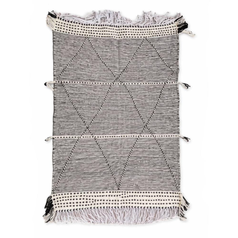 Tapis Berbère Zanafi Fait Main – Motifs Losanges Gris et Blanc, Franges Longues