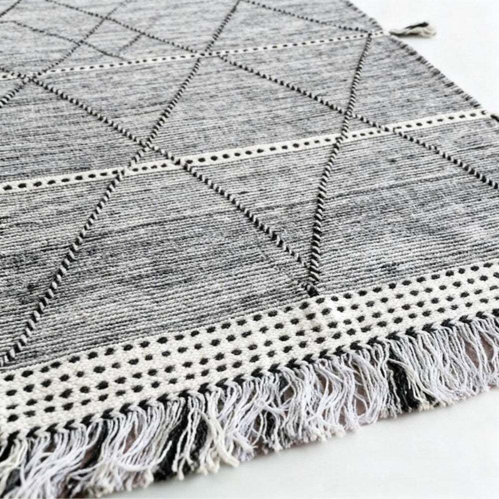Tapis Berbère Zanafi Fait Main – Motifs Losanges Gris et Blanc, Franges Longues