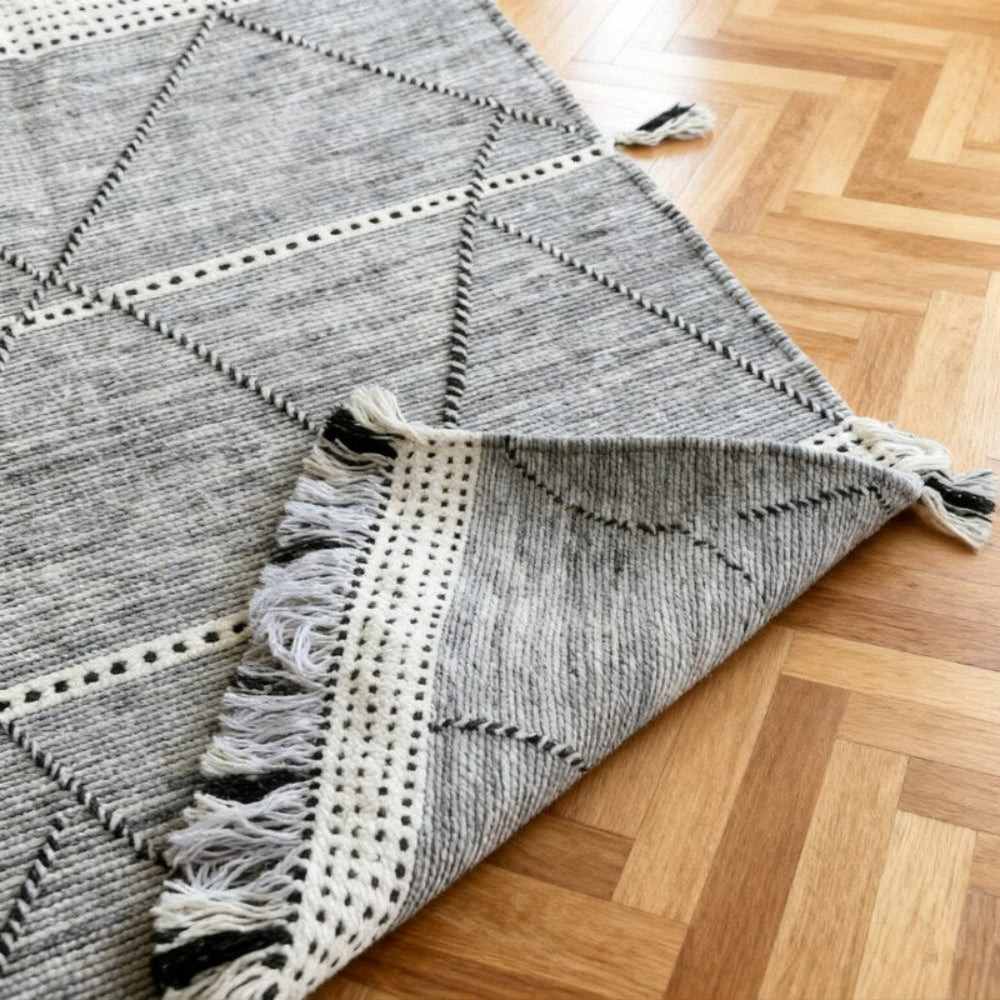 Tapis Berbère Zanafi Fait Main – Motifs Losanges Gris et Blanc, Franges Longues