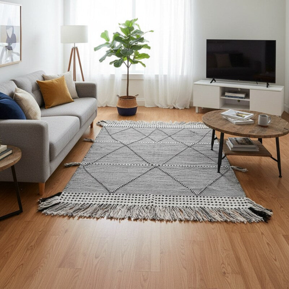 Tapis Berbère Zanafi Fait Main – Motifs Losanges Gris et Blanc, Franges Longues