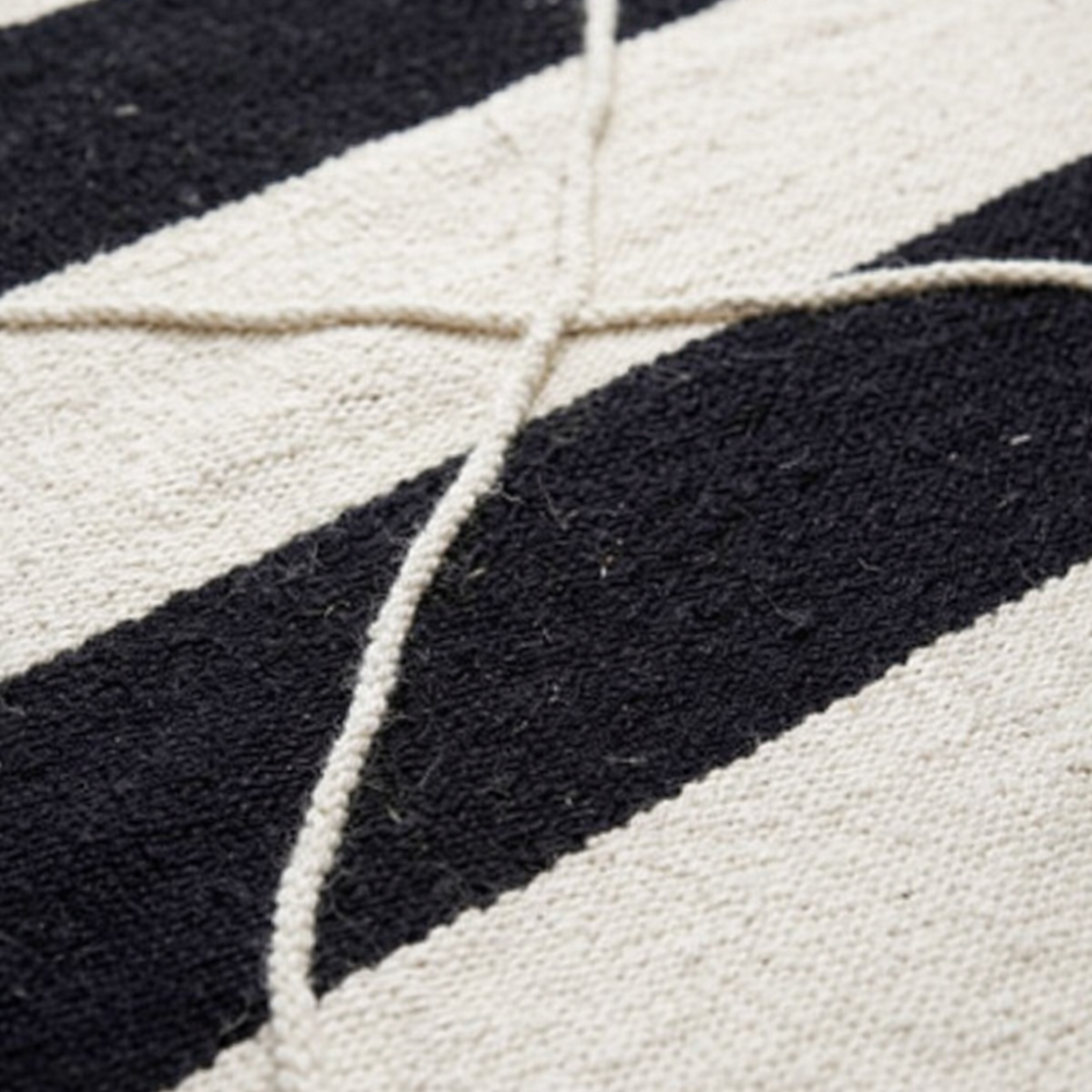 Tapis Berbere Zanafi Fait Main – Laine Naturelle Rayures Noires et Blanches